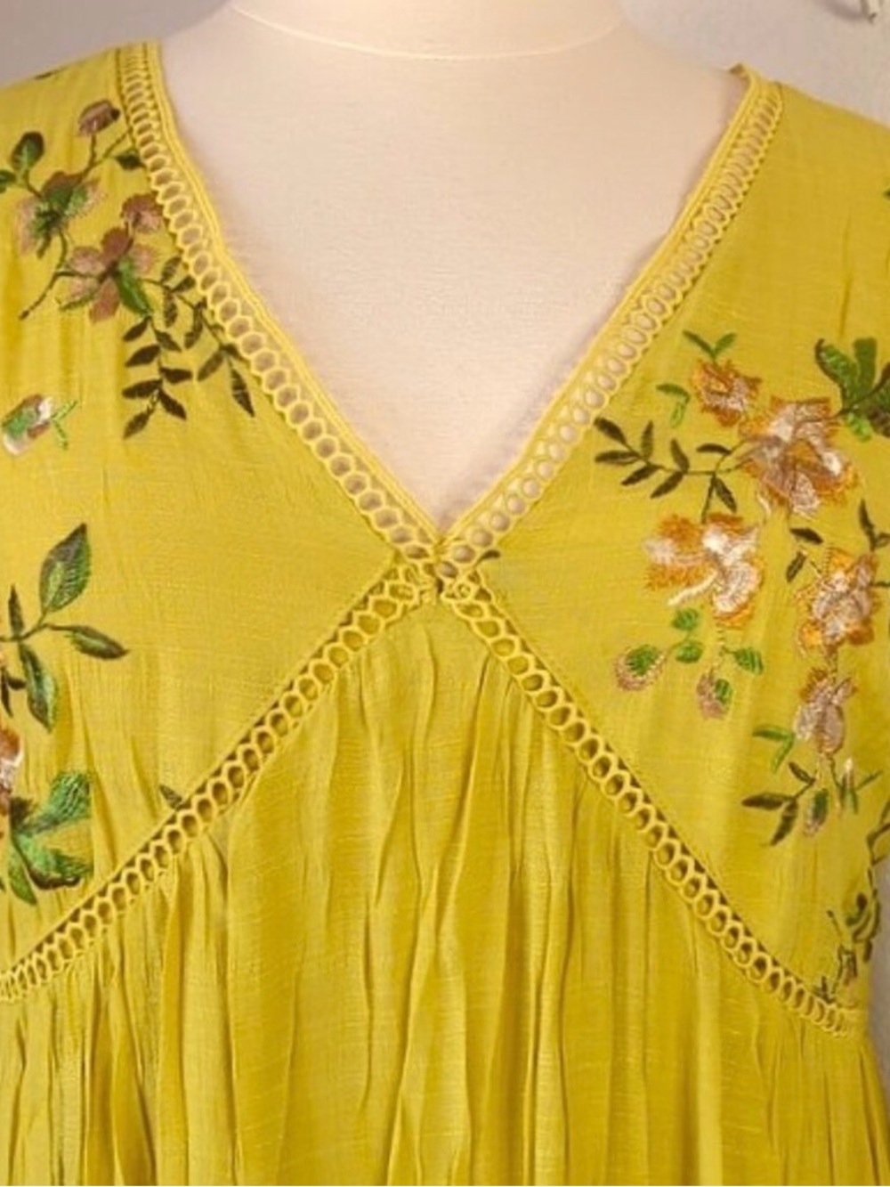 J Gee Dress Size 1X Chartreuse Boho Gauze Embroidered  Florals Lined V-Neck